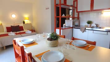 Cottage, 1 Bedroom (5 pers) | Private kitchen | Fridge, microwave, stovetop, electric kettle