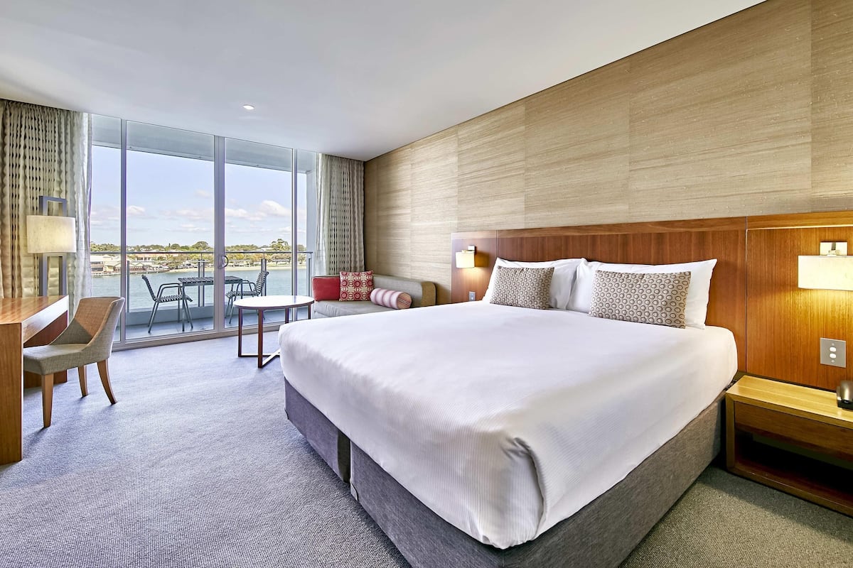 Superior Room, 1 King Bed (Water view) | In-room safe, desk, soundproofing, iron/ironing board