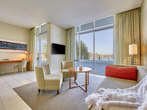 セーフティボックス (室内)、デスク、防音設備、アイロン / アイロン台