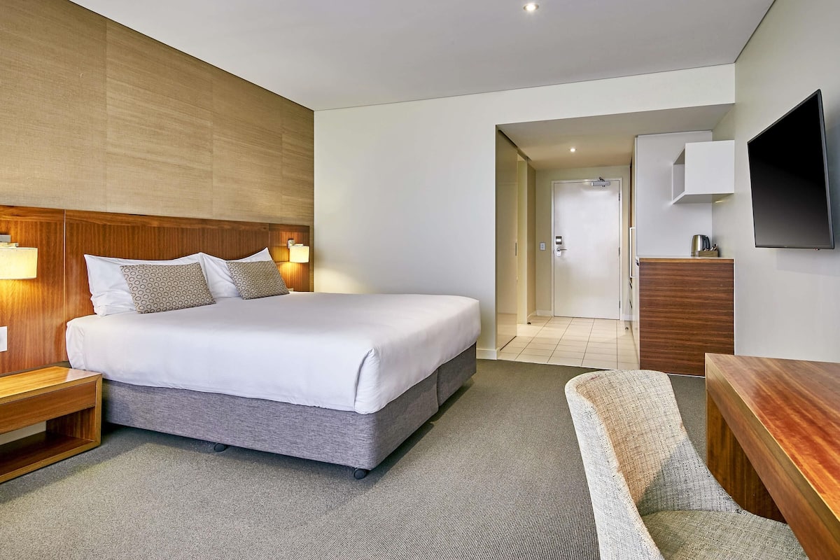 Superior-Zimmer, 1 King-Bett | Zimmersafe, Schreibtisch, schallisolierte Zimmer, Bügeleisen/Bügelbrett