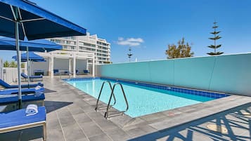 Außenpool, Sonnenschirme, Liegestühle