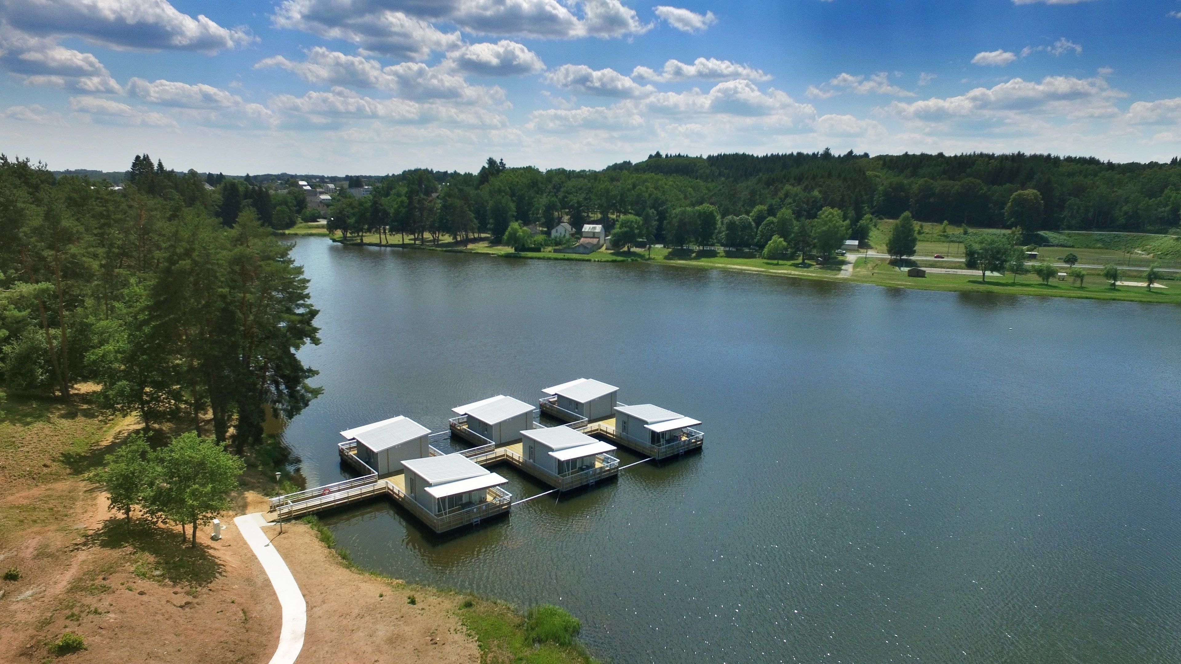 Chalet (Floating) | Decoración personalizada, muebles diferentes y ropa de cama 