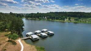 A lakeside property with several floating cabins connected by walkways. - VVF Corrèze Pays d'Eygurande (Eygurande)
