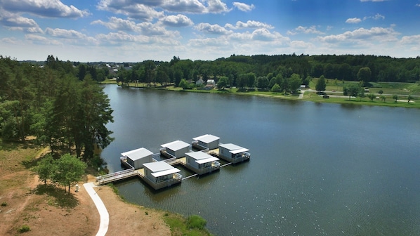 Chalet (Floating) | Décoration personnalisée, ameublement personnalisé, draps fournis