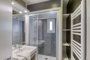Chalet (Floating) | Kamar mandi | Shower dan handuk