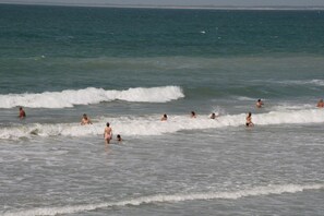 Une plage où l’on peut se baigner et faire de la planche à voile.