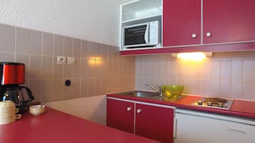 Réfrigérateur, micro-ondes, plaque de cuisson, cafetière/bouilloire