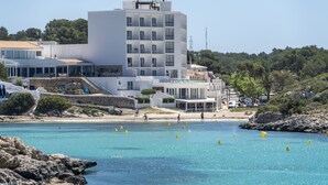 Un hotel frente al mar con varios pisos y balcones.