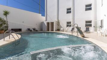 Una piscina al aire libre de temporada