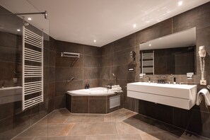 A modern bathroom with a large bathtub, a double vanity, and a large mirror. - Landgoed de Rosep (Oisterwijk)