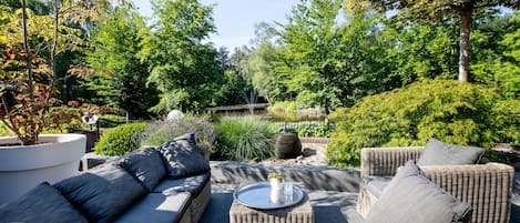 Breakfast, lunch and dinner served