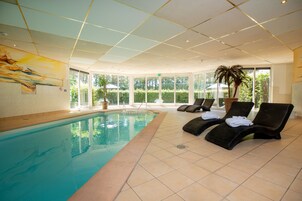 室内游泳池，07:00 至 21:00 开放，日光浴躺椅