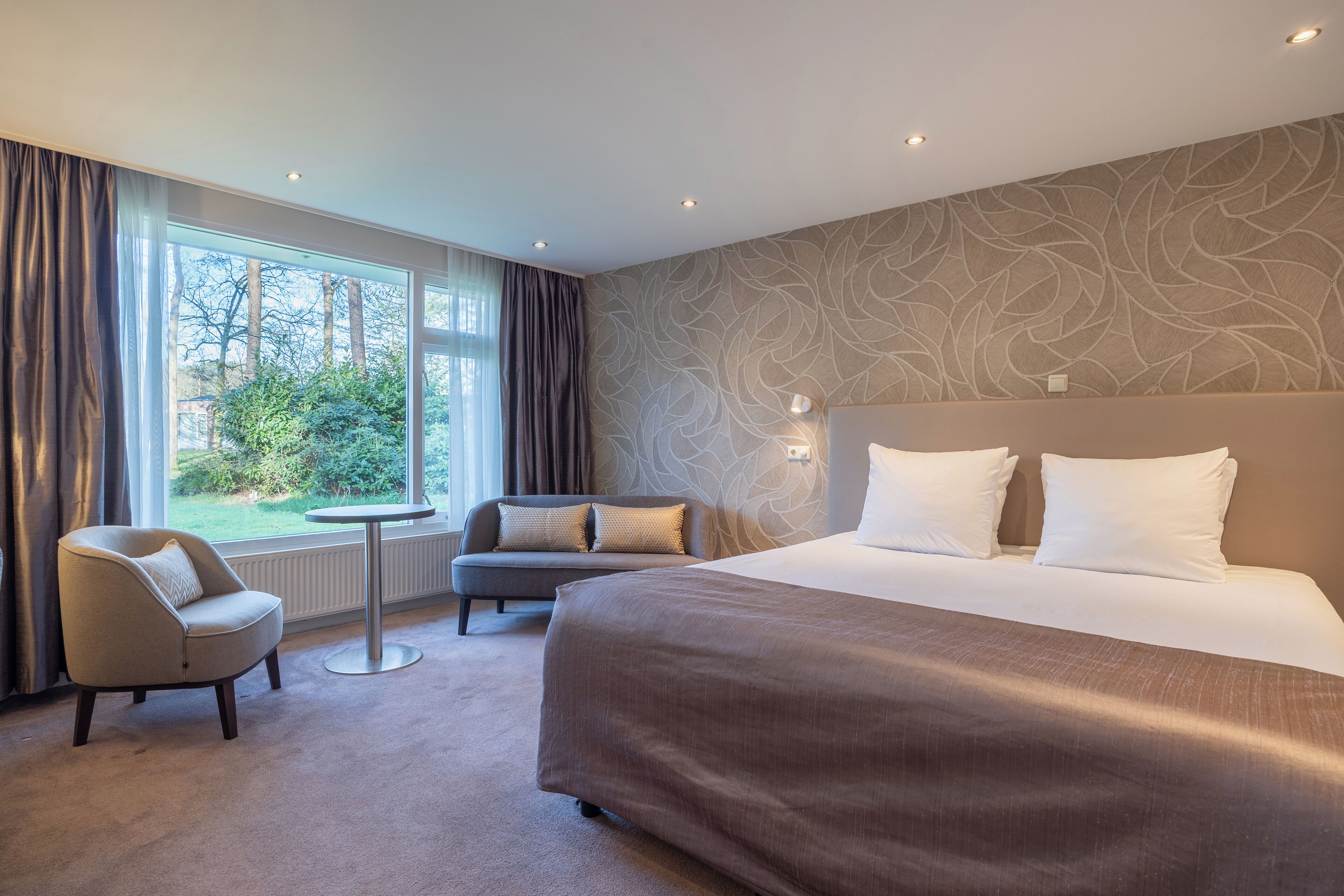 Suite | Minibar, in-room safe, desk, laptop workspace