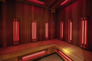 Een sauna, een bubbelbad, een stoombad, hotstone-massages
