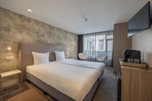 Deluxe kamer | Een minibar, een kluis op de kamer, een bureau, een laptopwerkplek