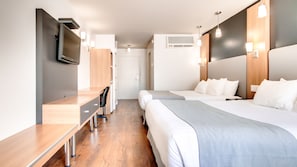 Deluxe-Zimmer, 2 Queen-Betten, Erdgeschoss | Schreibtisch, Verdunkelungsvorhänge, schallisolierte Zimmer