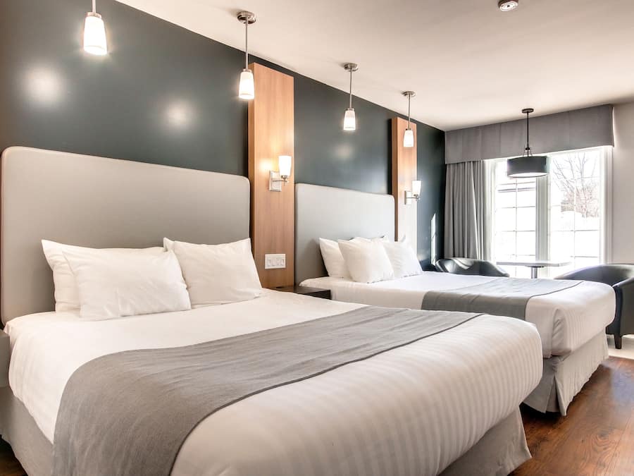 Quarto luxo, 2 camas Queen, no piso térreo | Escrivaninha, cortinas blackout, quartos à prova de som