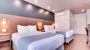 Habitación clásica, 2 camas Queen size (1st floor, no elavator) | Escritorio, cortinas blackout y insonorización 