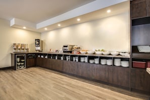 Free daily continental breakfast - Hotel Marineau Shawinigan (Shawinigan)