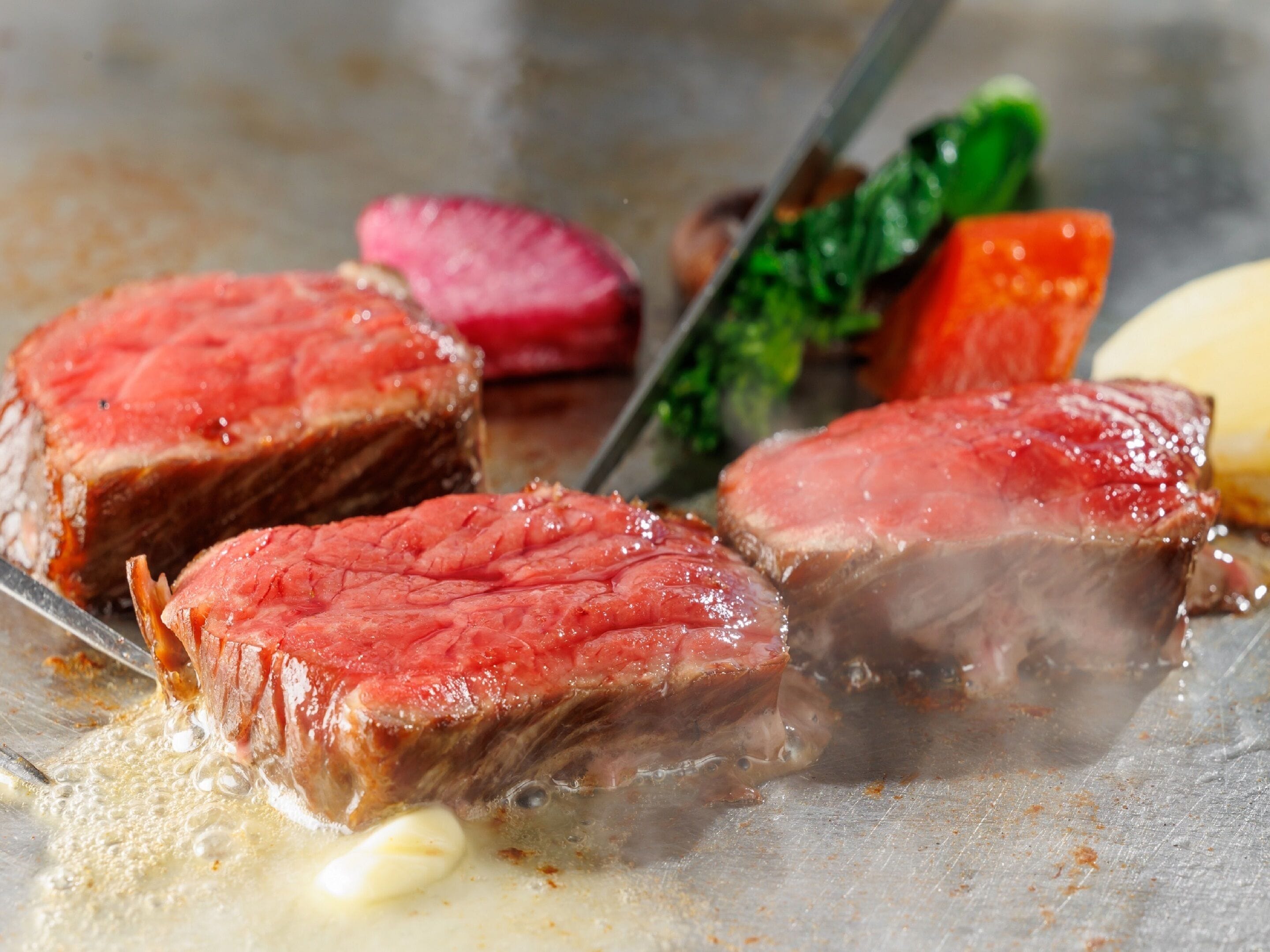 Un plat grillé composé de tranches de viande et de légumes.