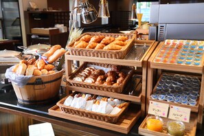 Daily buffet breakfast for a fee - Osaka Tokyu REI Hotel (Osaka)