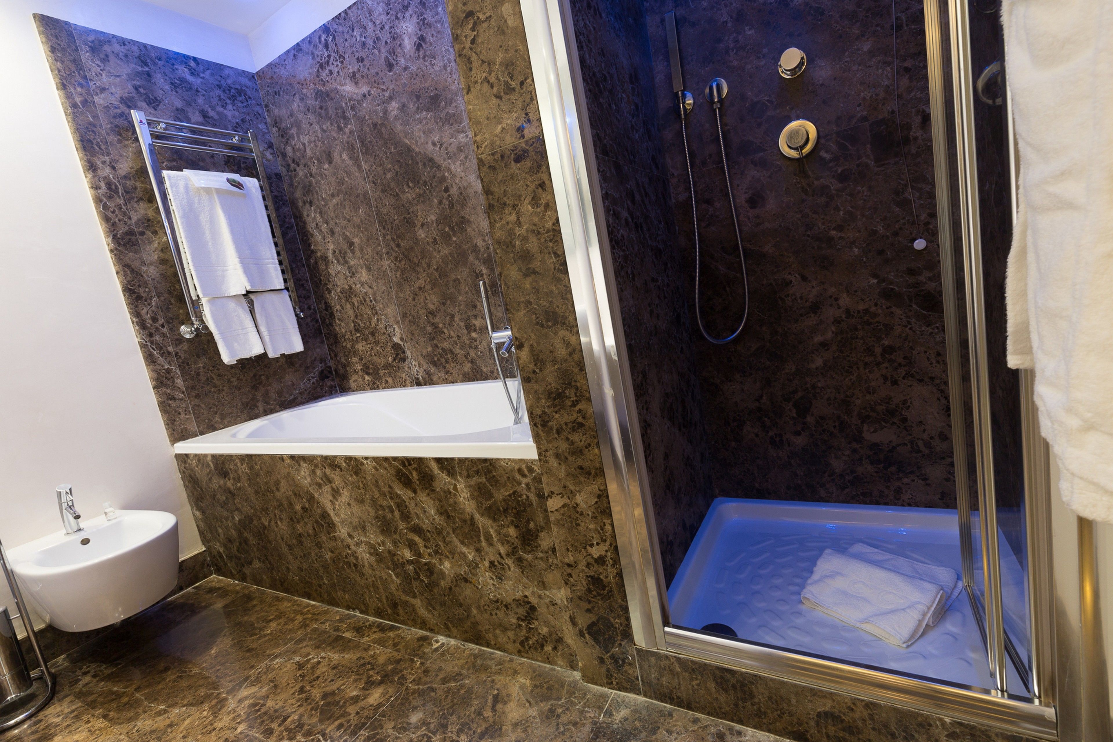 junior suite | bathroom | free toiletries, hair dryer, bathrobes, bidet