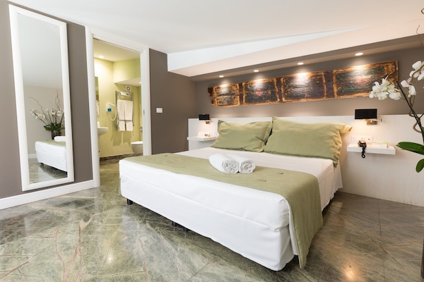 Minibar, caja de seguridad en la habitación y escritorio