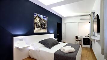 Phòng Deluxe | Minibar, két bảo mật tại phòng, bàn, màn/rèm cản sáng