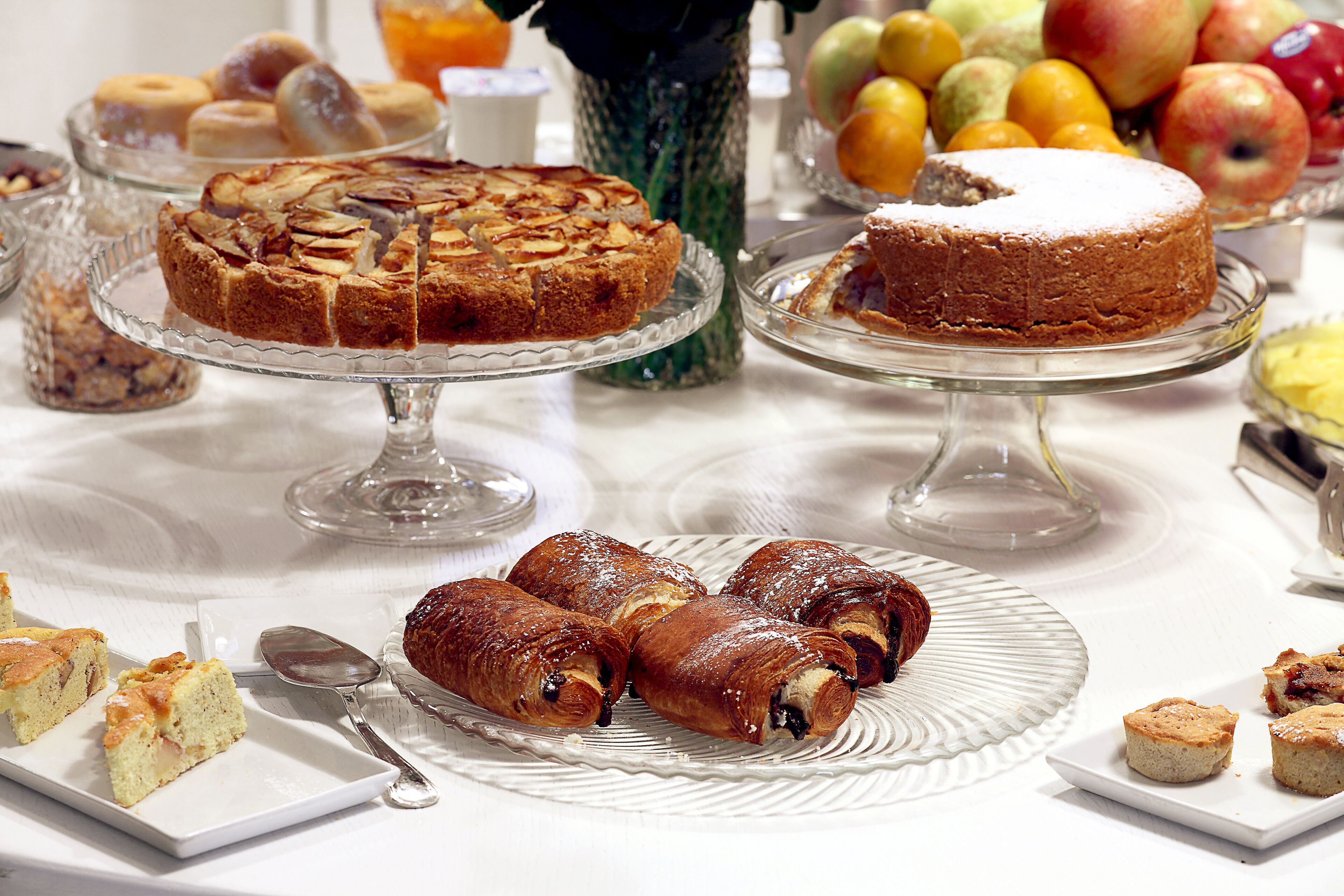 Une variété de desserts étaient exposés sur une table, notamment des gâteaux et des pâtisseries.