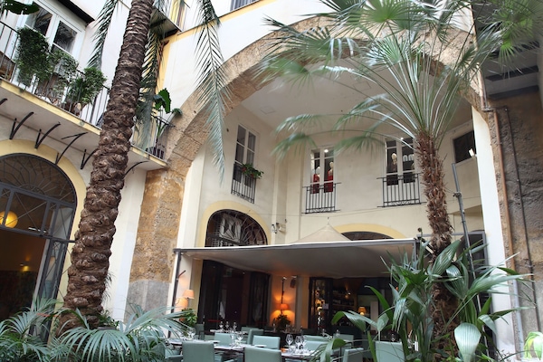 早餐,供應午餐和晚餐