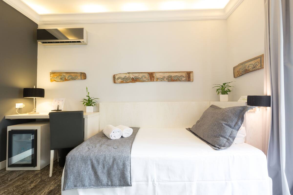 Minibar, coffres-forts dans les chambres, bureau, rideaux occultants