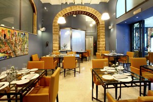 Tägliches Frühstücksbuffet (15 EUR pro Person)