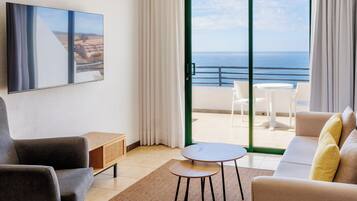 Habitación doble, balcón, vistas al mar | Escritorio, espacio para trabajar con un portátil, cortinas opacas