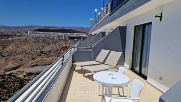 Habitación doble superior, vistas al mar | Terraza o patio