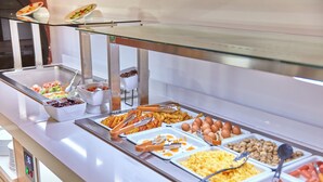 A buffet with various food items and utensils. - Hotel Chatur Palmera Mar (Mogan)