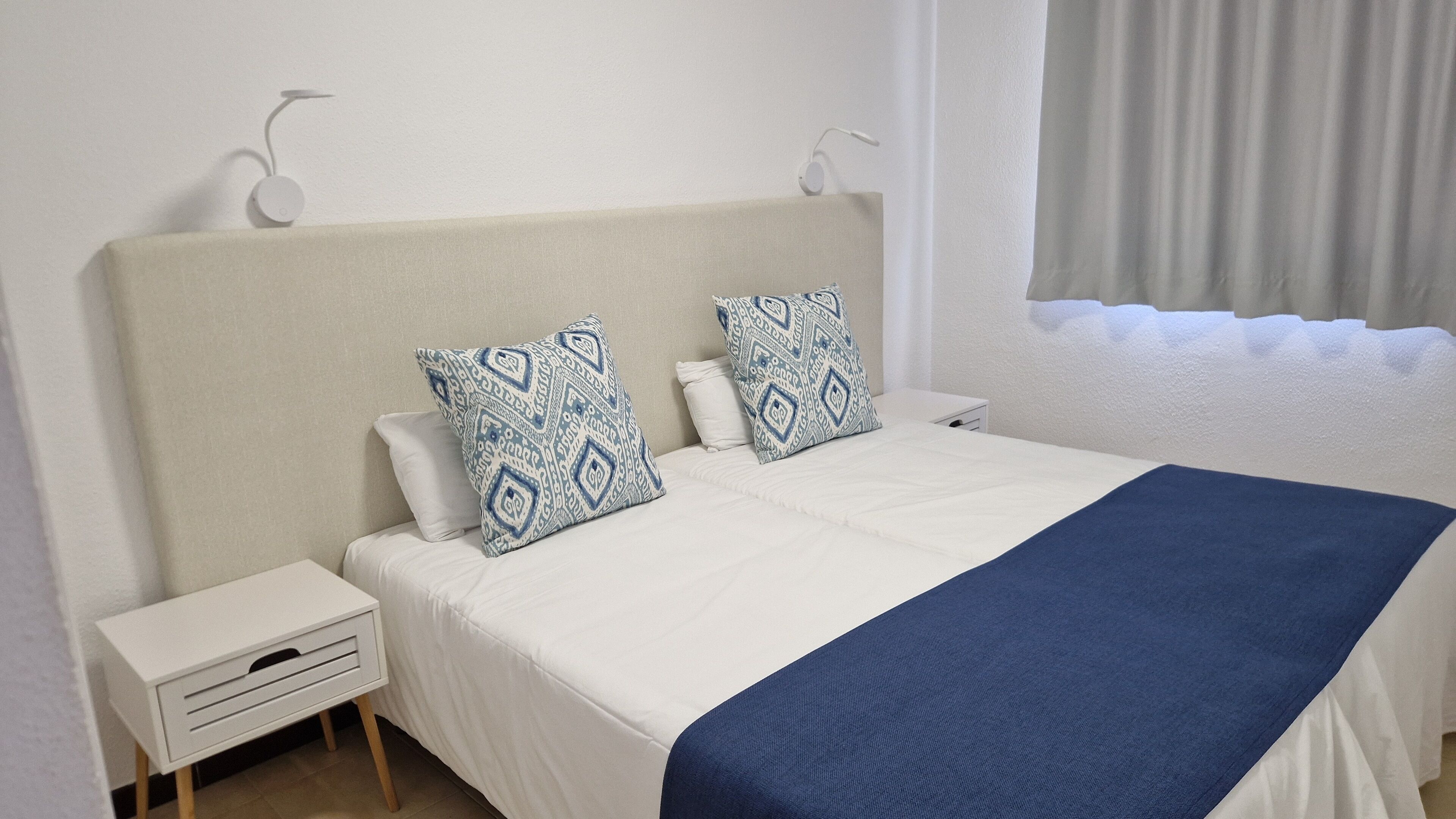 Skrivebord, skrivebord for bærbar PC og blendingsgardiner