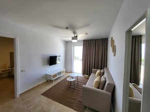 Desk, laptop workspace, blackout drapes, iron/ironing board - Hotel Chatur Palmera Mar (Mogan)