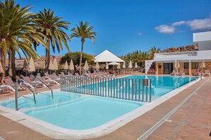 Outdoor pool, pool umbrellas, sun loungers - Hotel Chatur Palmera Mar (Mogan)