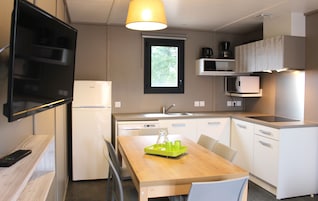 Cafetera/tetera, refrigerador con freezer, microondas, placa de cocina