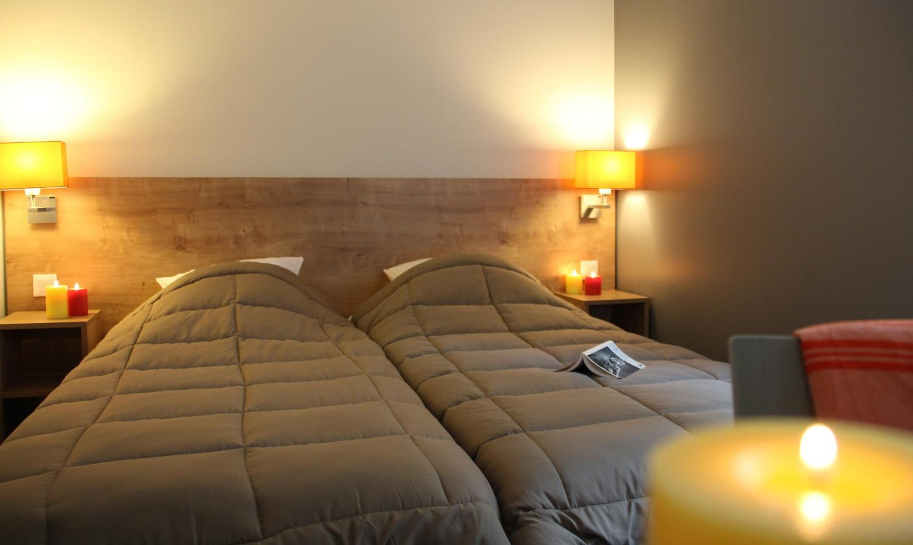 Decoración personalizada, muebles diferentes y ropa de cama 