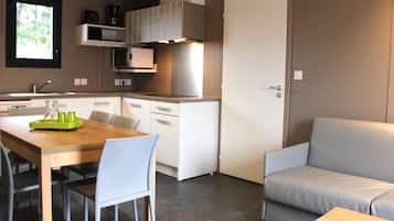 Grand réfrigérateur, micro-ondes, plaque de cuisson, lave-vaisselle