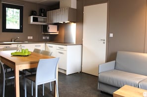 Großer Kühlschrank, Mikrowelle, Herdplatte, Geschirrspüler
