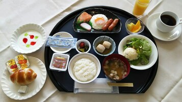 Desayuno con opciones de la cocina local todos los días (con cargo)