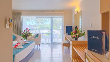 Standaard kamer, 1 kingsize bed, uitzicht op zwembad | Luxe beddengoed, een minibar, een kluis op de kamer, een bureau