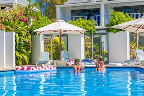 Piscine extérieure, cabanas gratuites, parasols