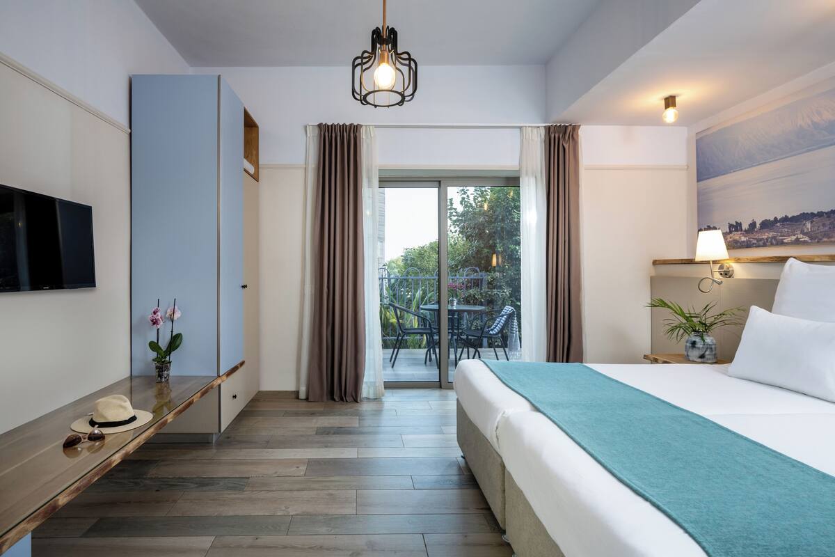 Deluxe Room, Balcony | Minibar, in-room safe, desk, blackout drapes