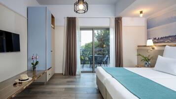 Habitación Deluxe, balcón | Minibar, caja de seguridad en la habitación y escritorio