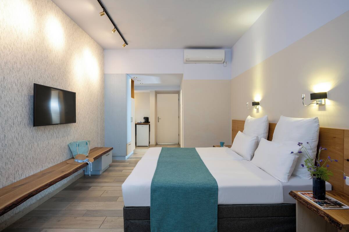 Deluxe Double or Twin Room | Minibar, in-room safe, desk, blackout drapes