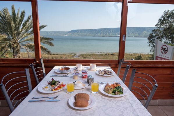 Breakfast, lunch, dinner served; kosher dishes, beach views