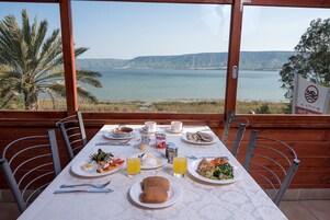 Se sirven desayunos, almuerzos y cocina kosher (con vistas a la playa) 